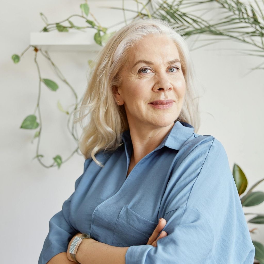 Alternative_Frau_roten_Sacko_1024x1024.jpg__PID:ac0ee4be-a8fe-4ad0-9e62-1b7cbdcb1220